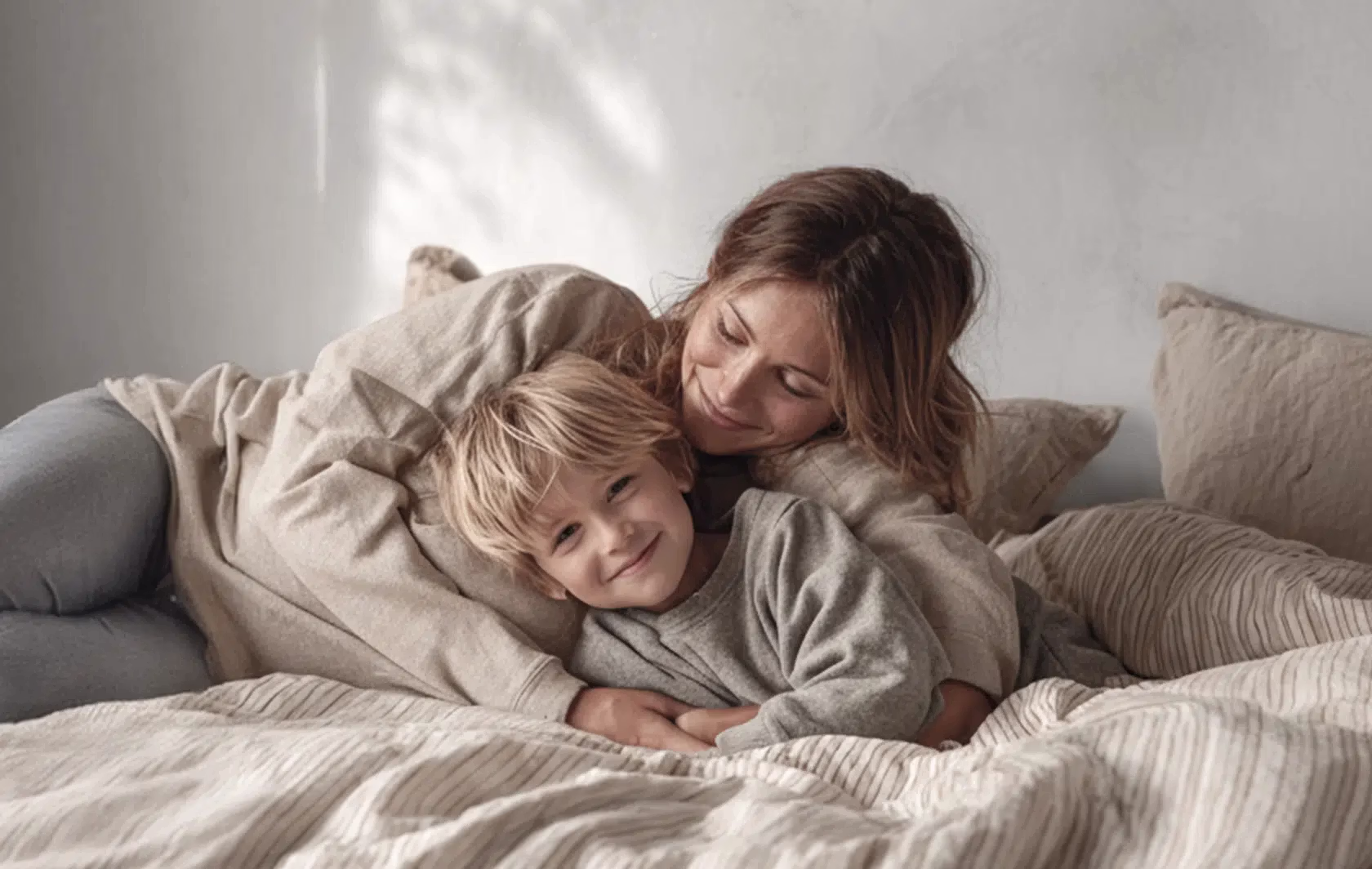 Madre e hijo sonrientes en su espacio de descanso.
