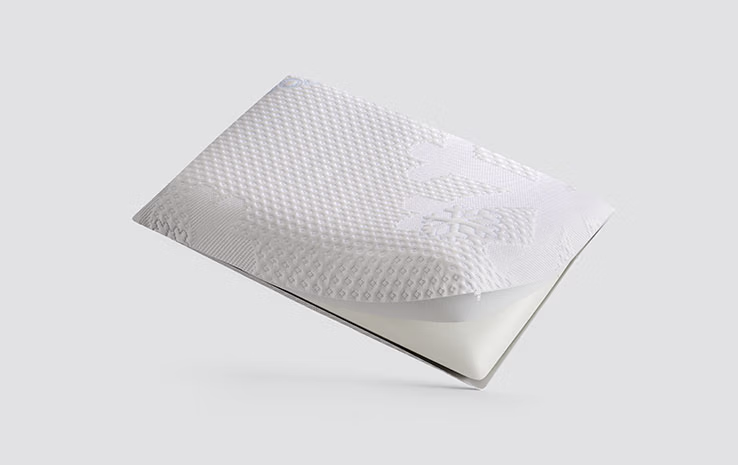 Imagen de la Almohada Cooler flotando con fondo beige.