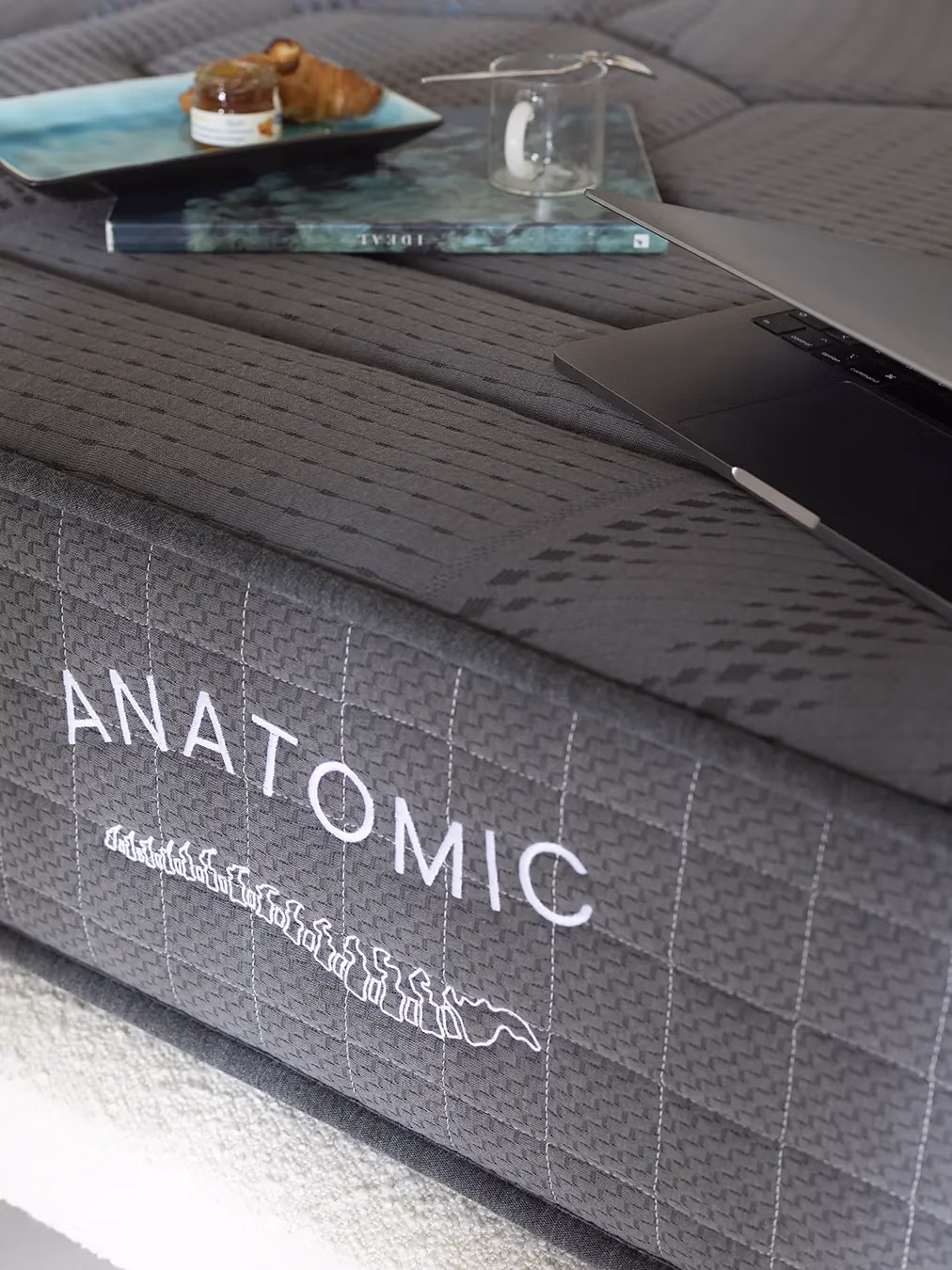 Detalle del bordado del colchón Anatomic.