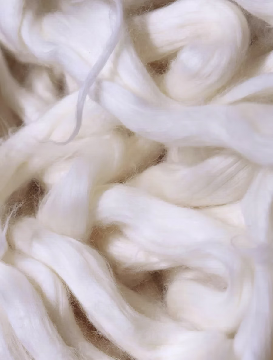 Imagen detalle de un ovillo de fibra de seda.