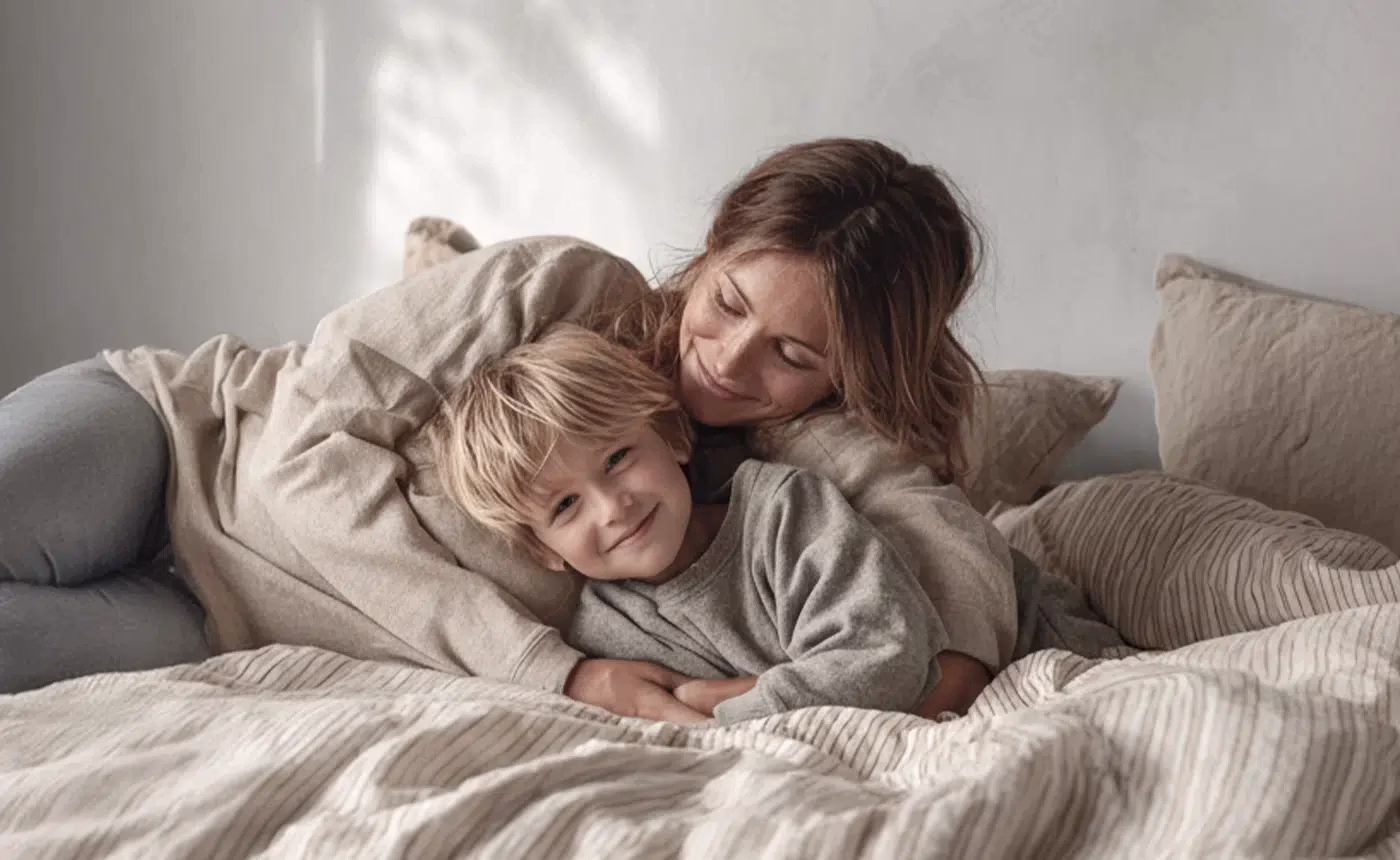 Madre e hijo sonrientes en su espacio de descanso.