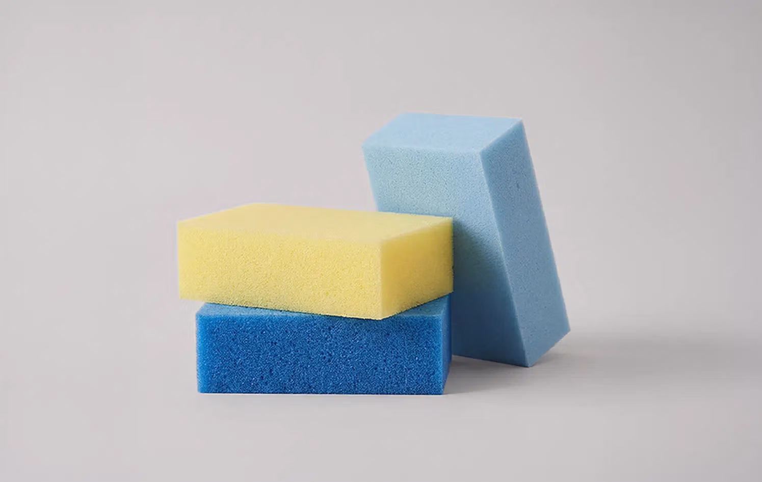 Detalle espumas viscoelásticas de colores azules y amarillo.
